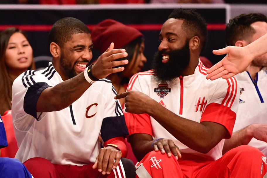 Irving e Harden si fanno i complimenti: il play di Cleveland  arrivando secondo nella gara da tre. Reuters